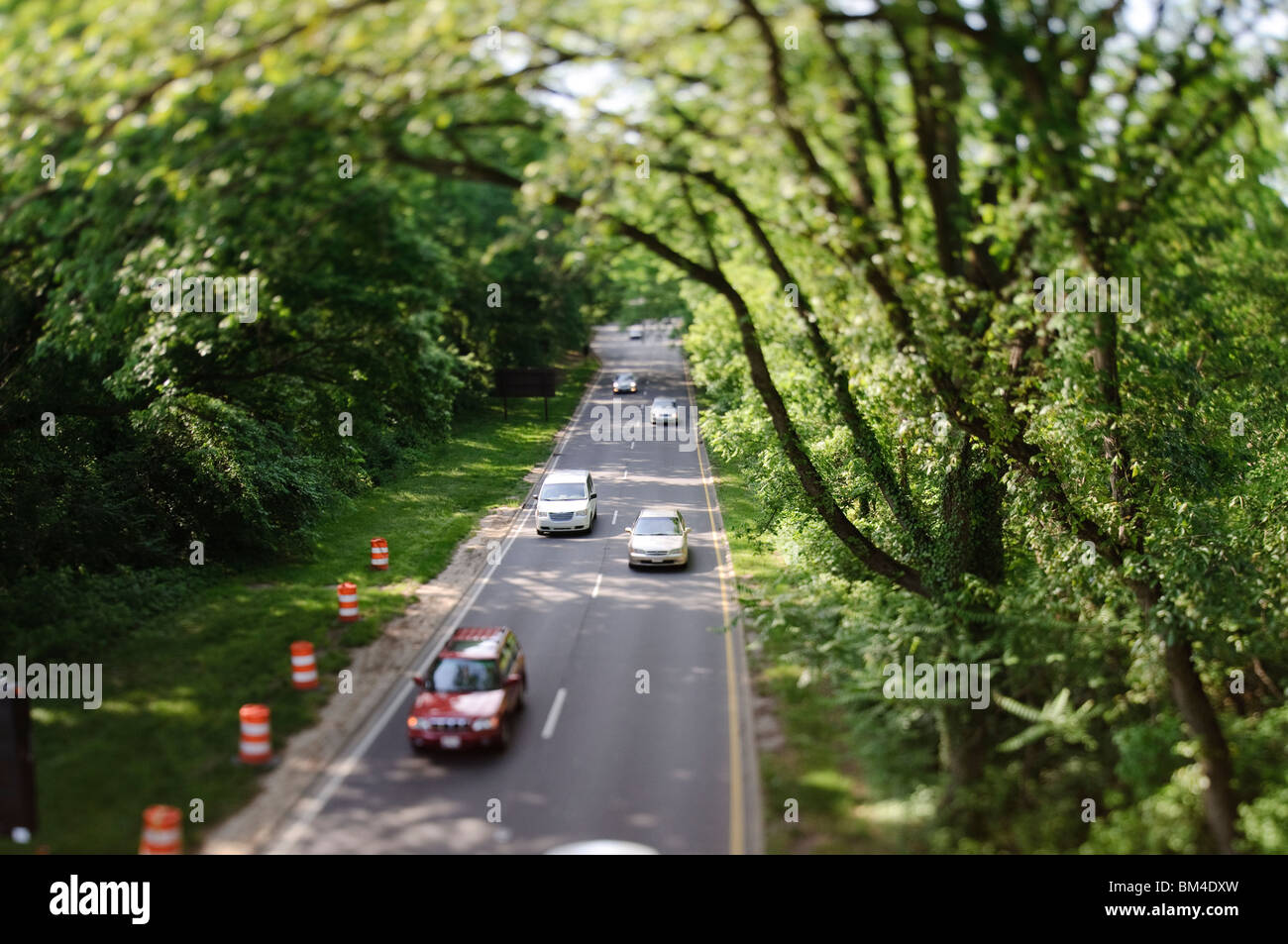 George Washington Parkway Traffic Tilt-Shift Washington DC // ARLINGTON, Virginia - il traffico sulla George Washington Parkway è raffigurato utilizzando una tecnica fotografica tilt-shift, che crea un effetto in miniatura con un campo di messa a fuoco molto stretto. Foto Stock