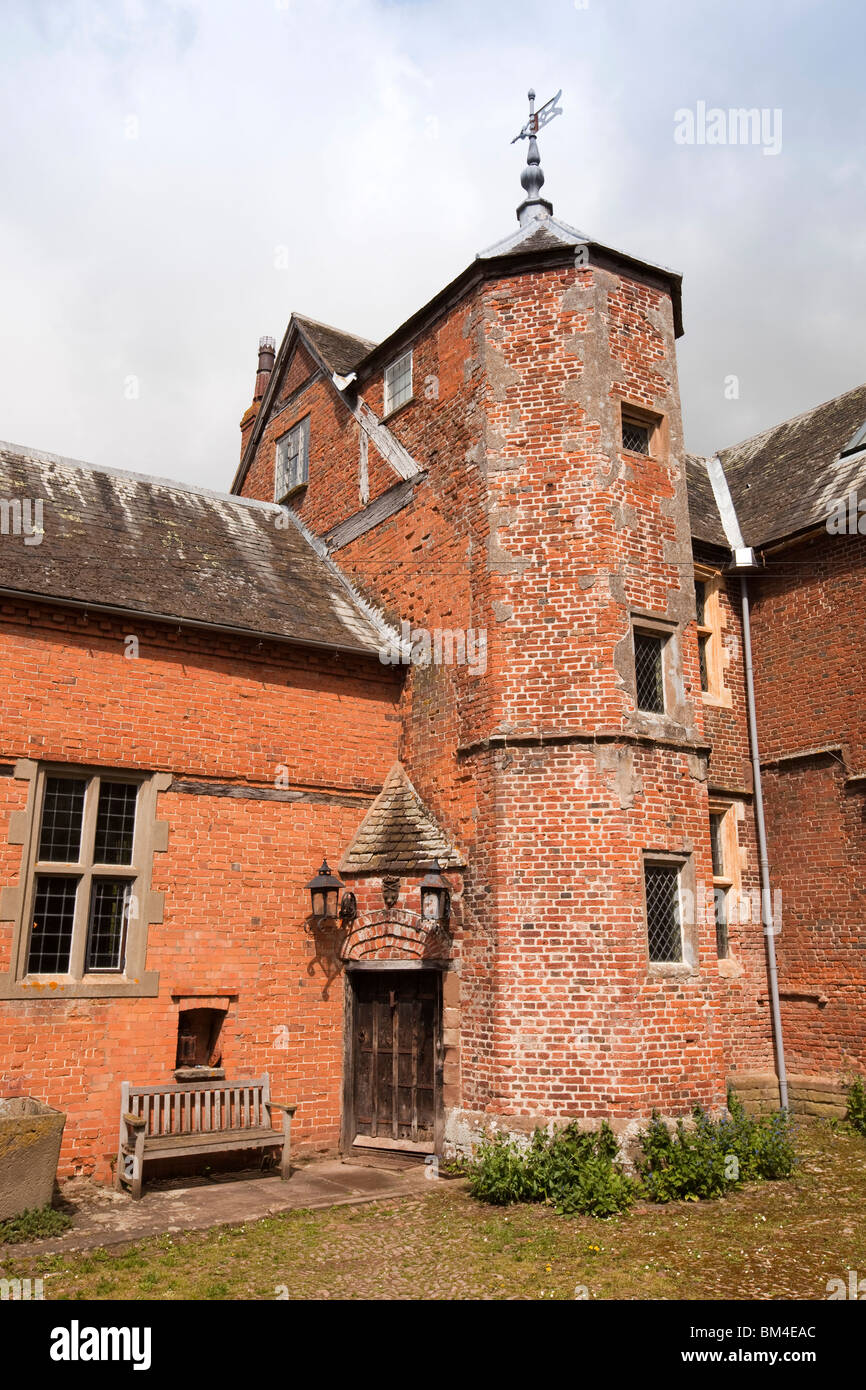 Regno Unito, Herefordshire, molto Marcle, Hellens, historic Country Manor House, Tudor torre in mattoni su casa medioevale Foto Stock