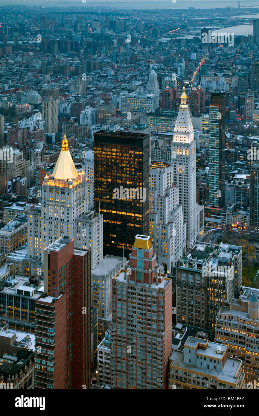 Stati Uniti d'America, New York City, Manhattan, vista in elevazione del centro di Manhattan al crepuscolo Foto Stock