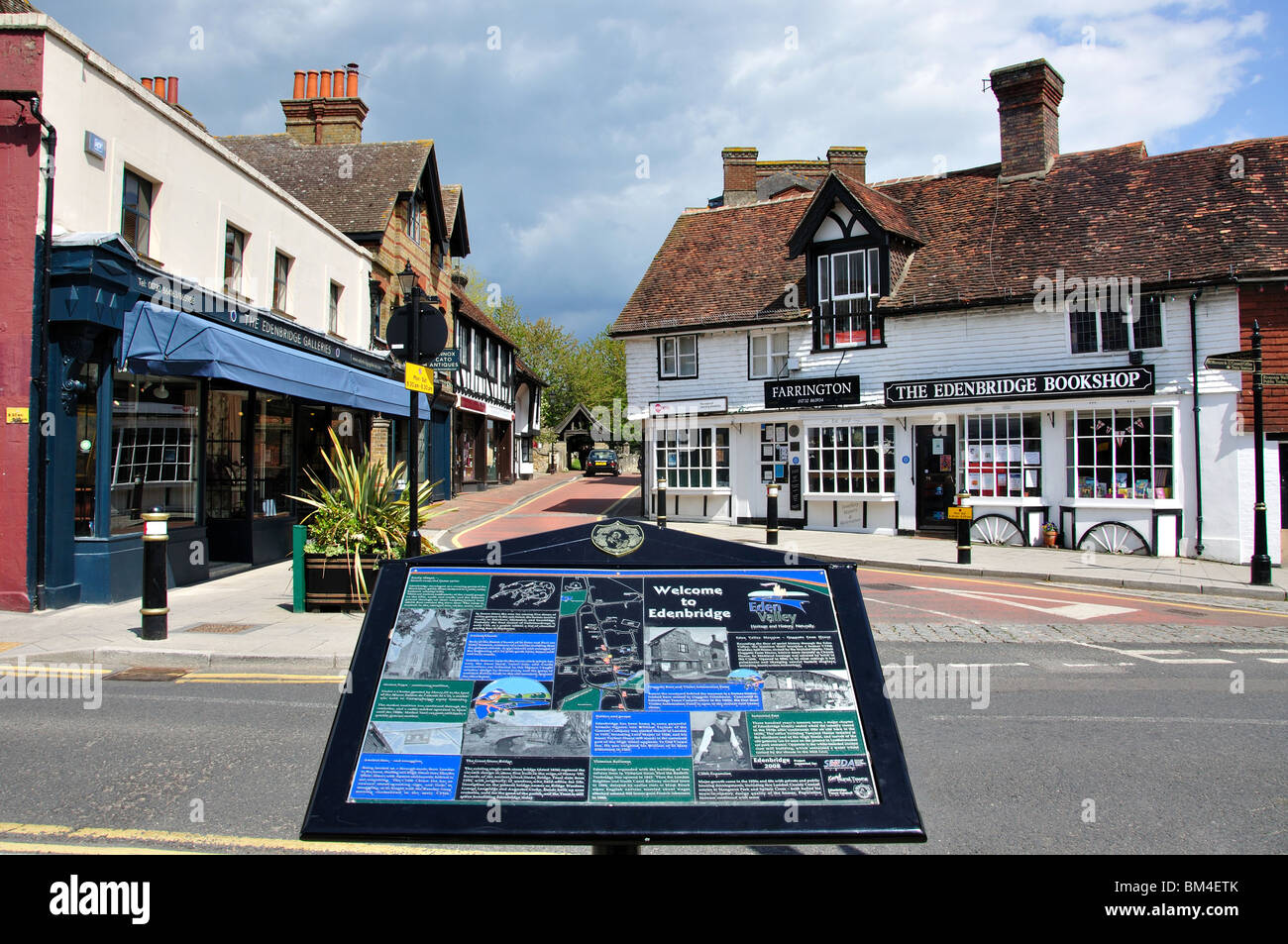 Città Informazioni segno, Leathermarket, High Street, Edenbridge, Kent, England, Regno Unito Foto Stock