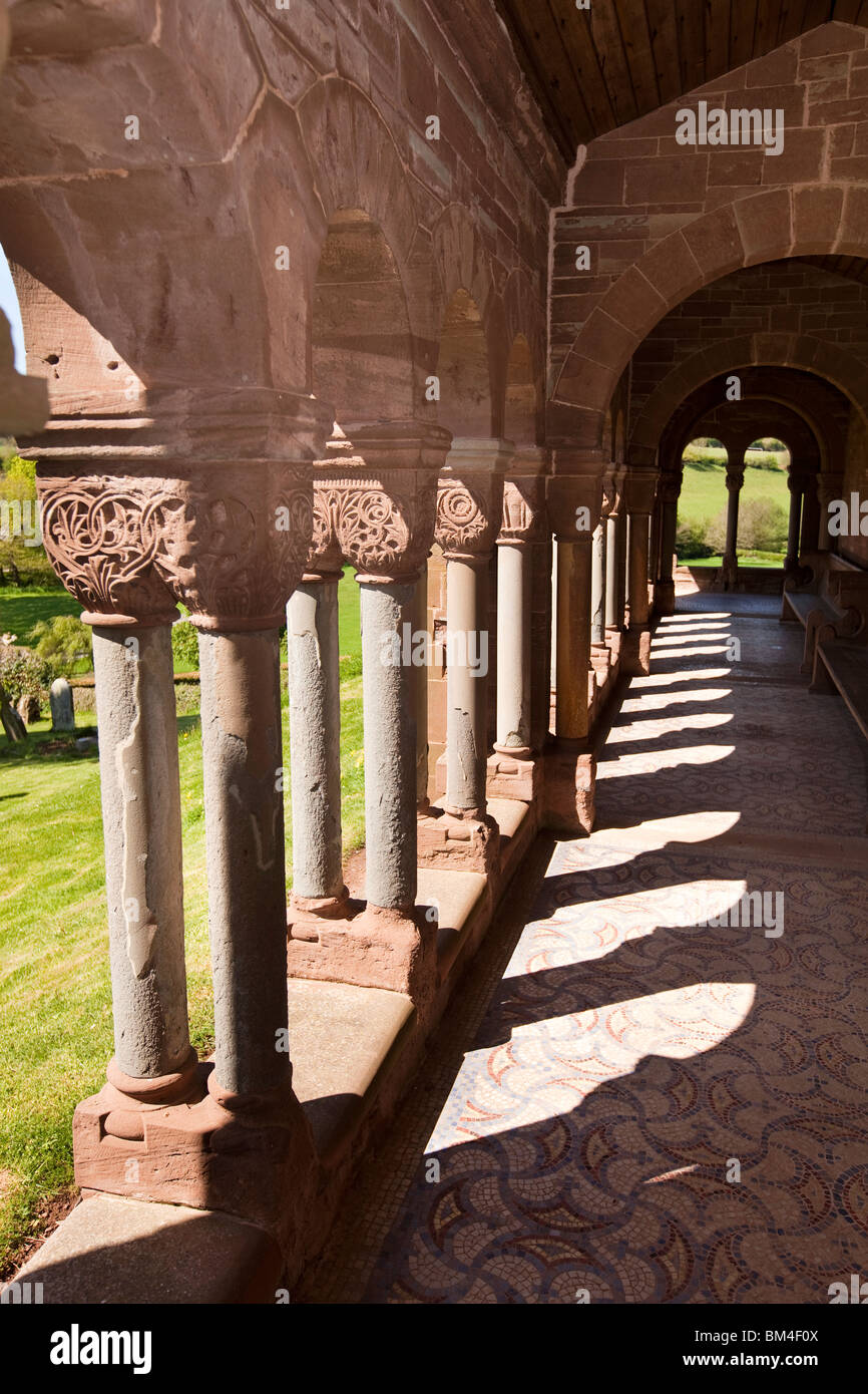 Regno Unito, Herefordshire, Hoarwithy, St Catherines, chiesa, italianamente chiostro di stile Foto Stock