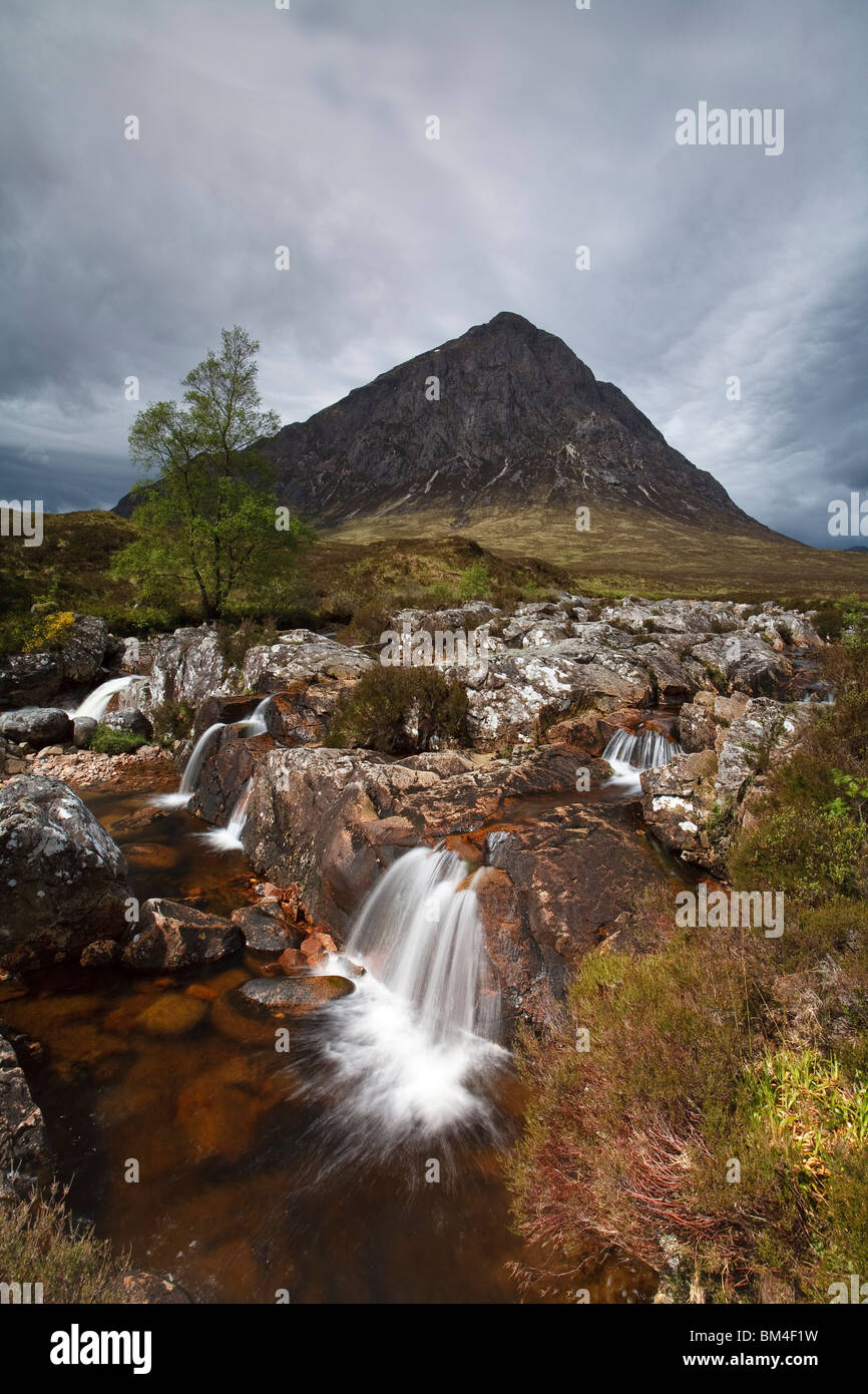 La cascata e Dearg Stob, Buachaille Etive Mòr. Foto Stock