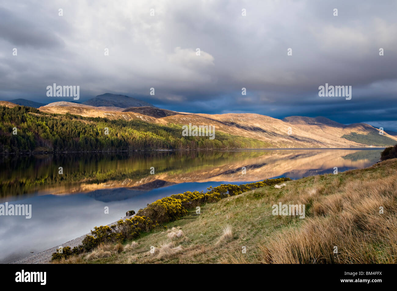 Loch allt ceann locha nell'estremo nord della Scozia nel distretto di Sutherland preso dalla A838 con riflesso Foto Stock