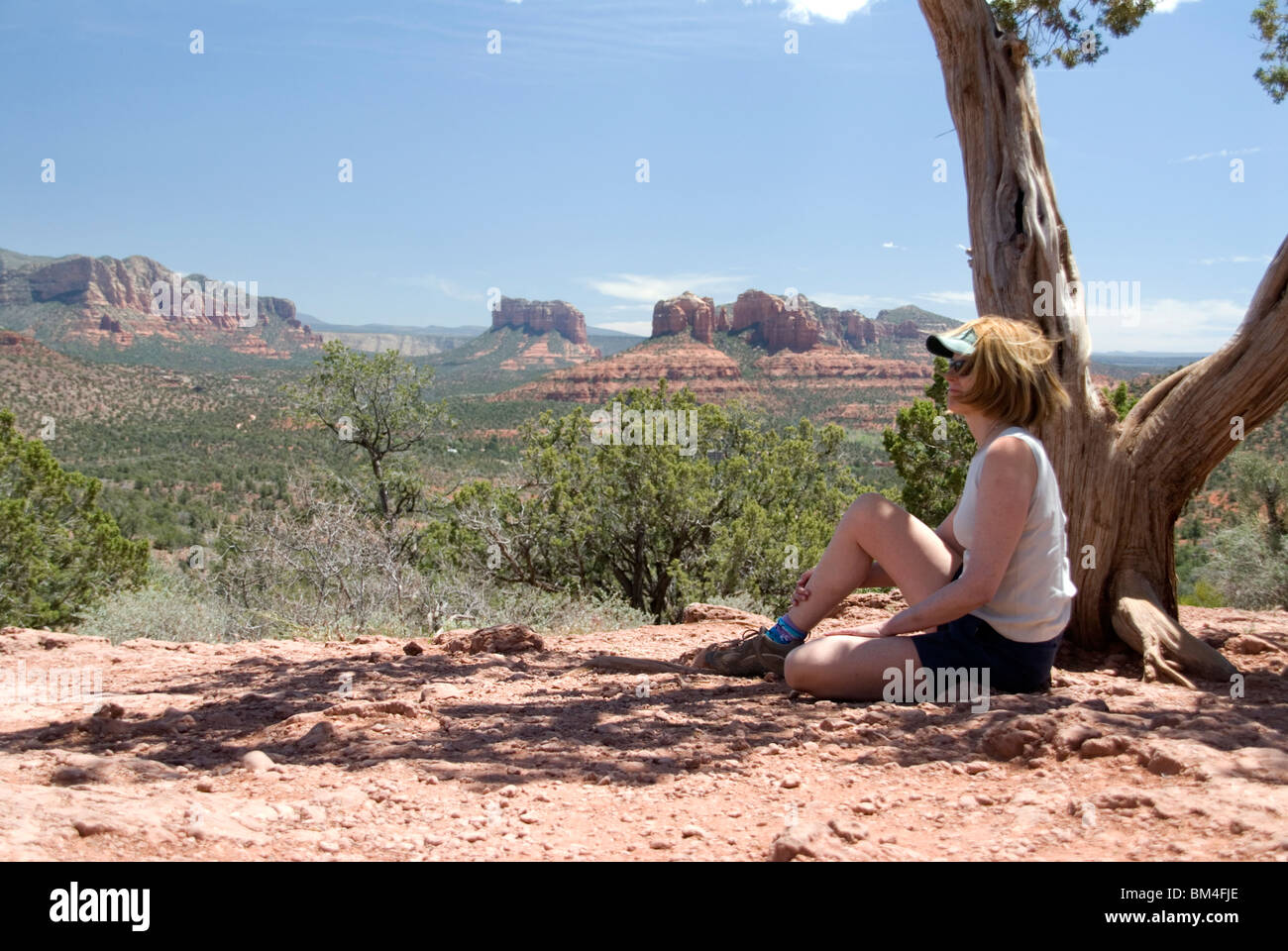 Donna che guarda la vista al di fuori a Sedona in Arizona USA America del Nord una guarigione e centro spirituale per i vortici e psychics Foto Stock