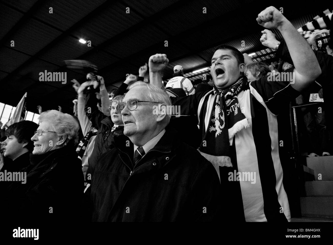 Brighton e Hove Albion sostenitori allietare il loro team durante un FA cup match contro Aston Villa Foto Stock