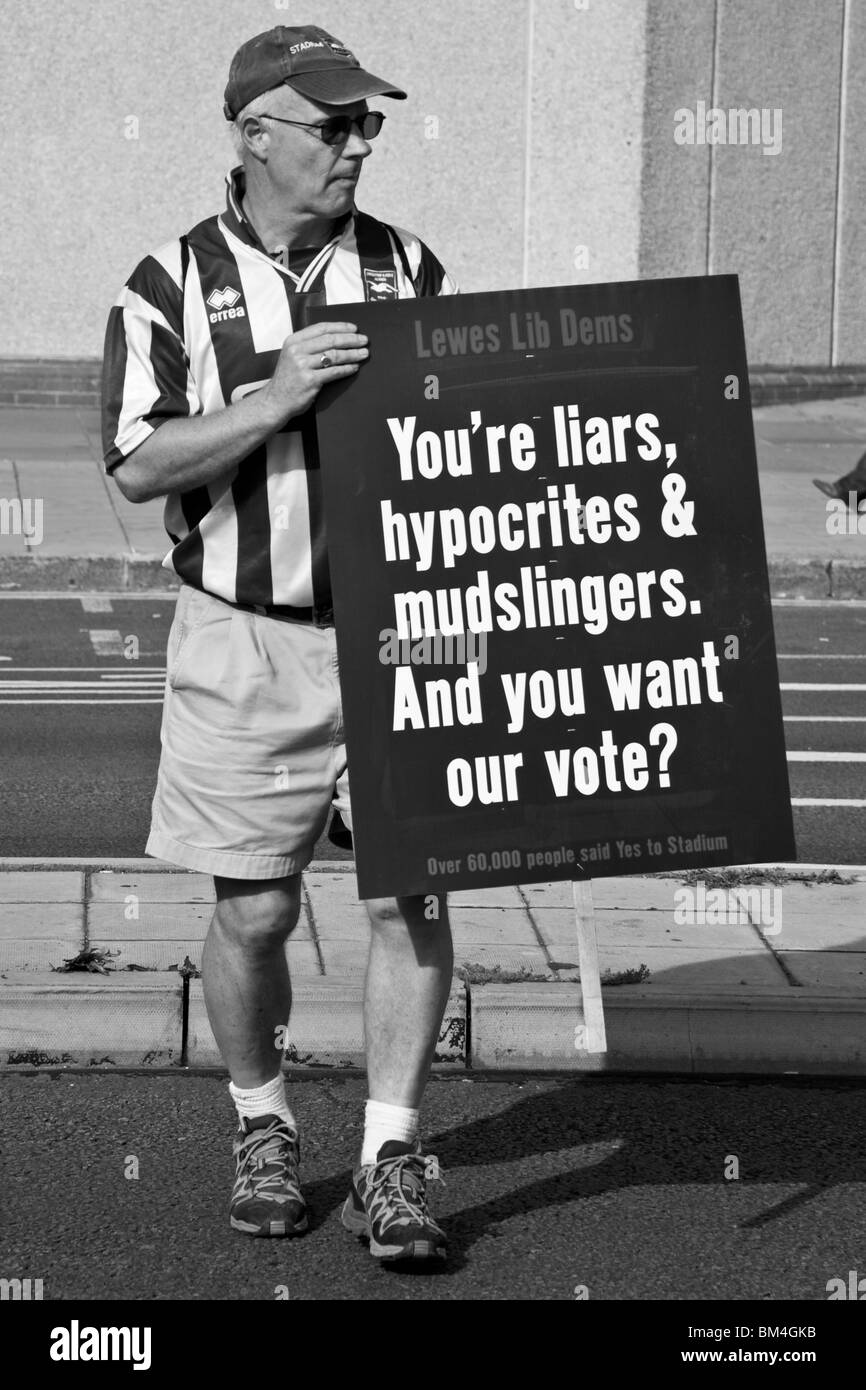 A Brighton sostenitore del calcio dimostra al Partito Liberale conferenza in Brighton a sostegno di un nuovo stadio a Falmer Foto Stock