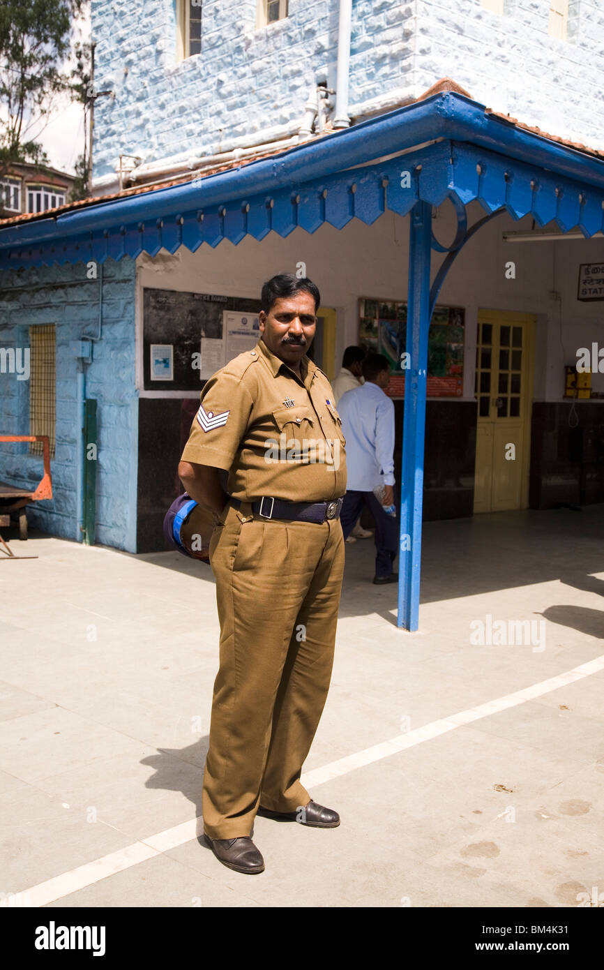 Un sergente di polizia si erge sul dazio a Coonoor stazione come il treno per Ooty (Ootcamund) si diparte. Foto Stock