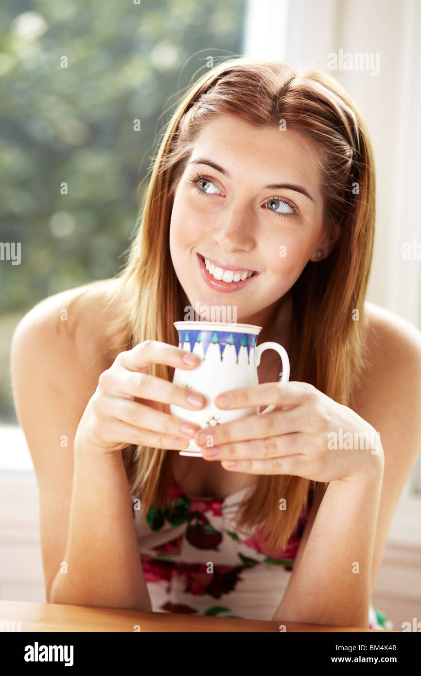 Ritratto di teen ragazza con drink Foto Stock