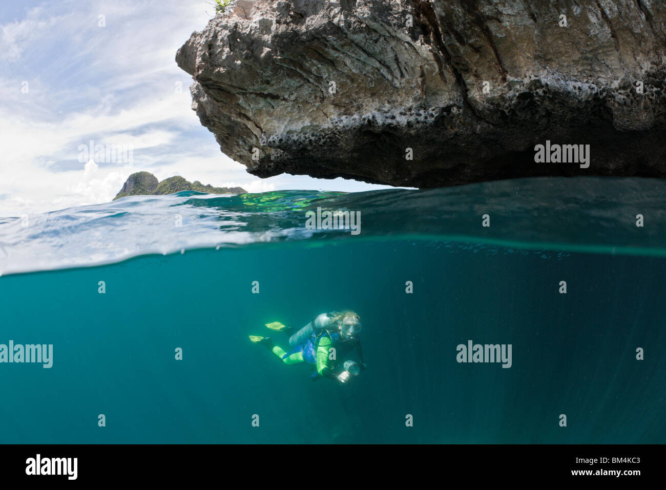 Scuba Diver in poco profonda, Raja Ampat, Papua occidentale, in Indonesia Foto Stock