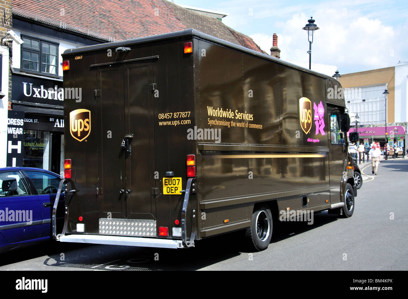 Consegna UPS van, Windsor Street, Uxbridge, London Borough of Hillingdon, Greater London, England, Regno Unito Foto Stock
