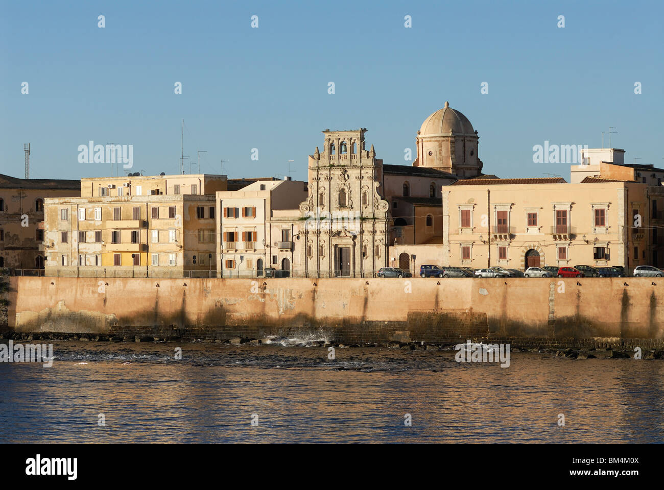 Siracusa / Siracusa. Sicilia. L'Italia. Ortigia. Chiesa dello Spirito Santo, Lungomare d'ortigia. Foto Stock