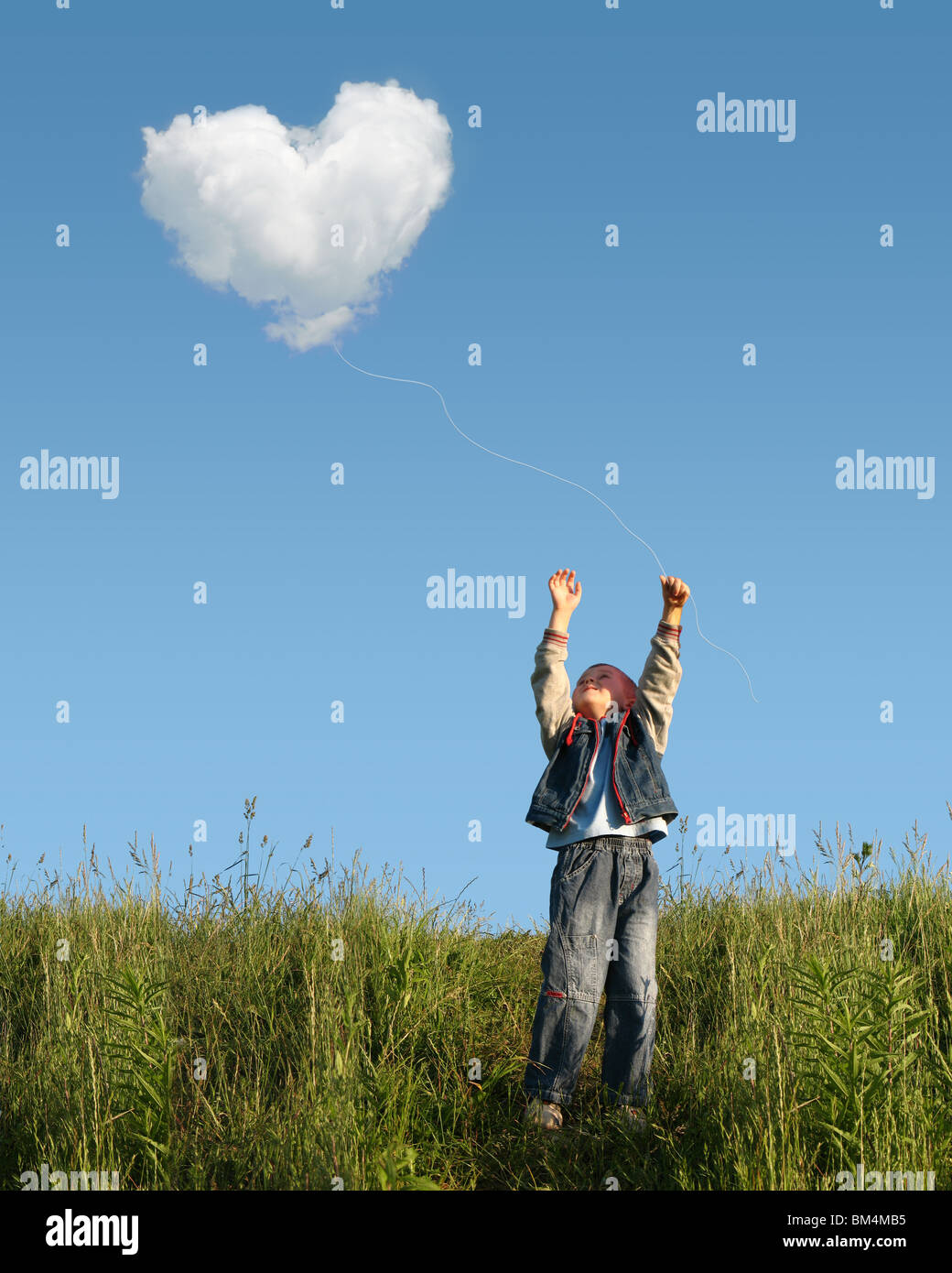 Bambino che le catture a forma di cuore ad cloud Foto Stock