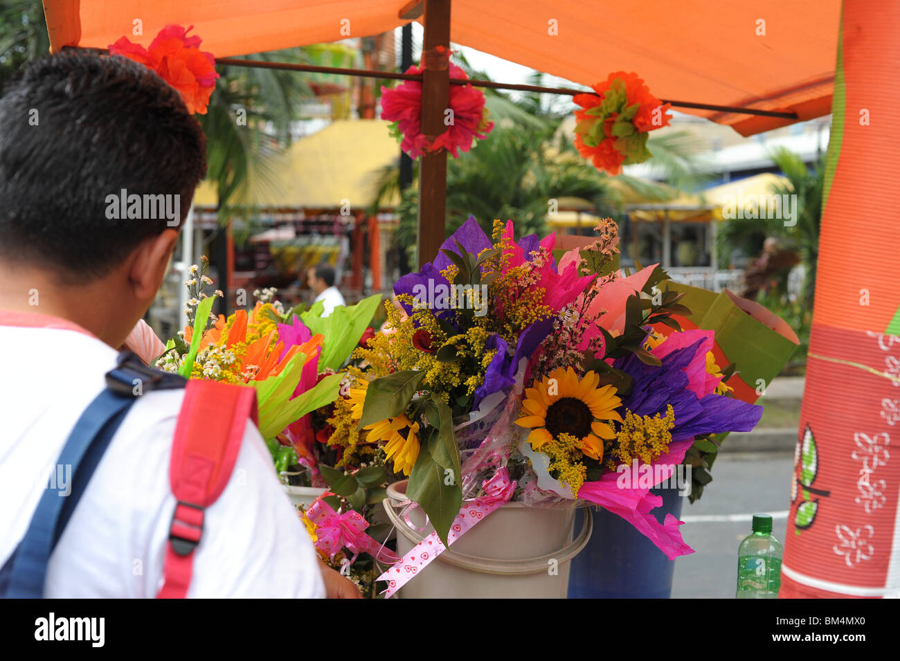 Il cliente sta per acquistare fiori in un colorato stallo nella piccola città Sabaneta, Colombia. Foto Stock