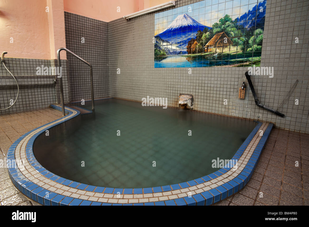 Un bagno pubblico-house o sento, riempito con naturalmente riscaldata di sorgenti calde in acqua di Nagano, Giappone Foto Stock