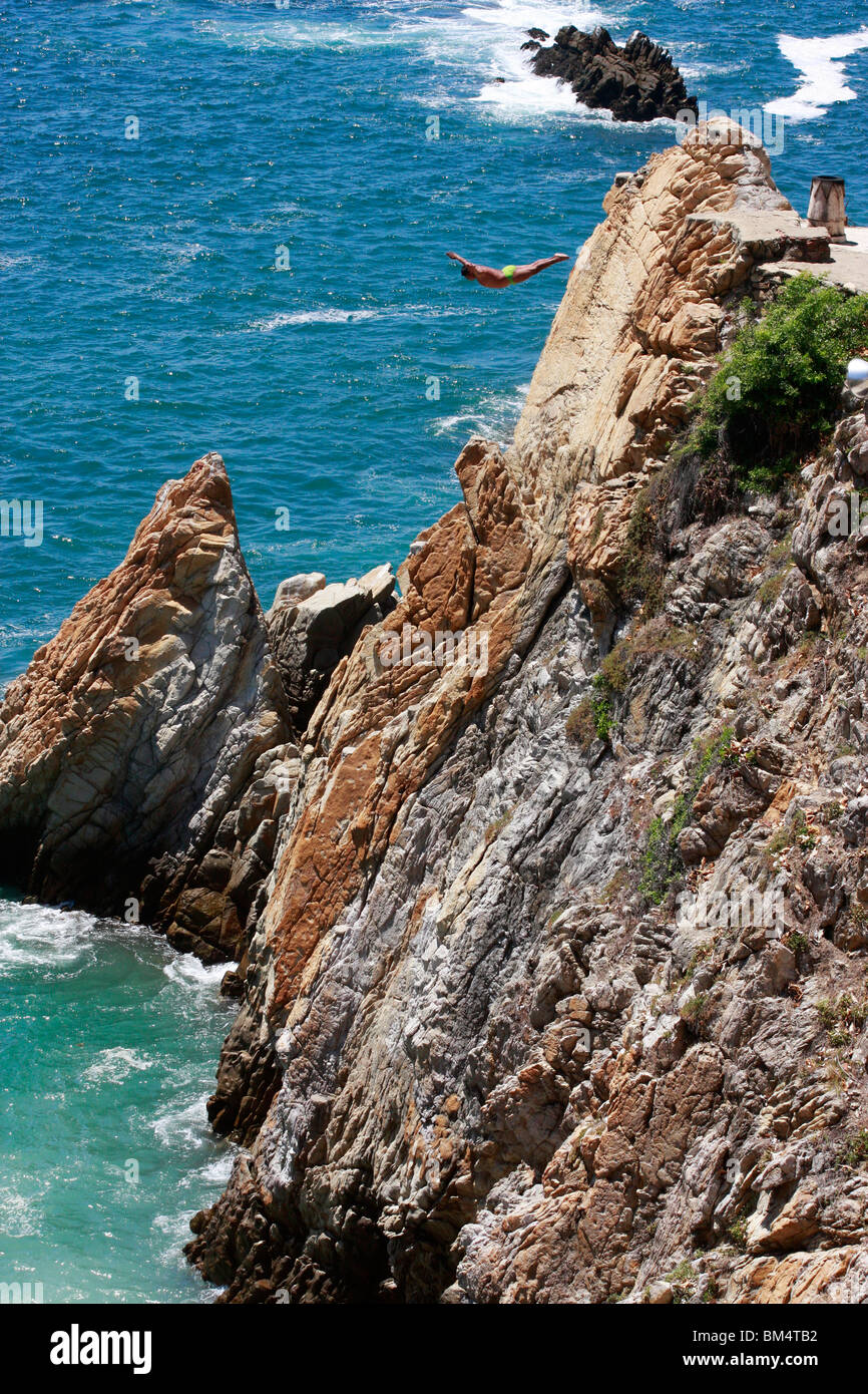 Un popolare vista sono il giovane maschio divers (rischiando la propria vita quotidiana per suggerimenti turistici )off le scogliere in Acapulco, Messico. Foto Stock