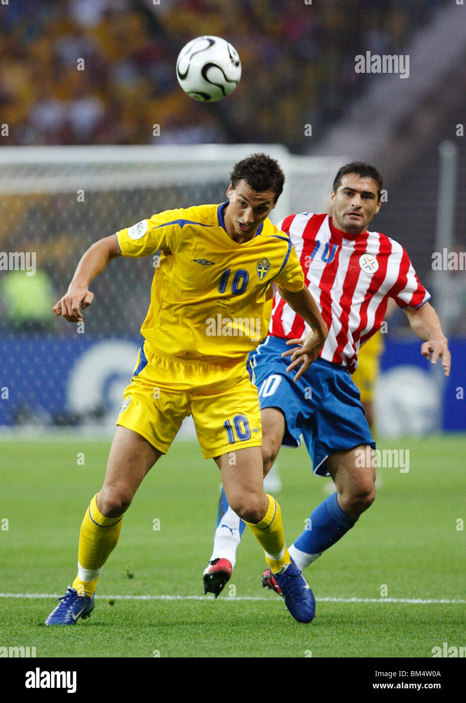 BERLINO - 15 GIUGNO: Zlatan Ibrahimovic svedese (L) e Roberto Acuna del Paraguay (R) si sfidano per il pallone durante una partita di Coppa del mondo FIFA il 15 giugno 2006 a Berlino, Germania. Solo per uso editoriale. Uso commerciale vietato. (Fotografia di Jonathan Paul Larsen / Diadem Images) Foto Stock