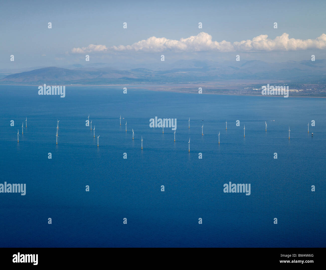 Offshore Wind Farm, Morcambe Bay, fuori l'inglese costa ovest a sud di Barrow in Furness, Regno Unito, con il Distretto del Lago dietro Foto Stock