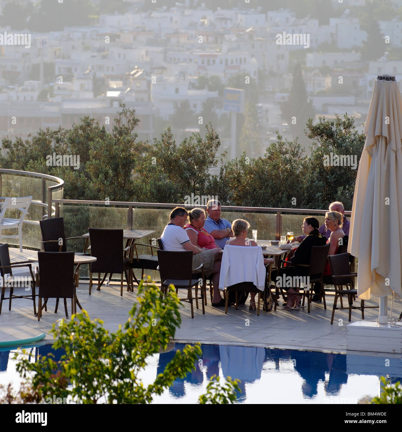 Hotel gli ospiti possono godere di un drink serale intorno alla piscina. Turgutreis Bodrum SW Turchia Foto Stock