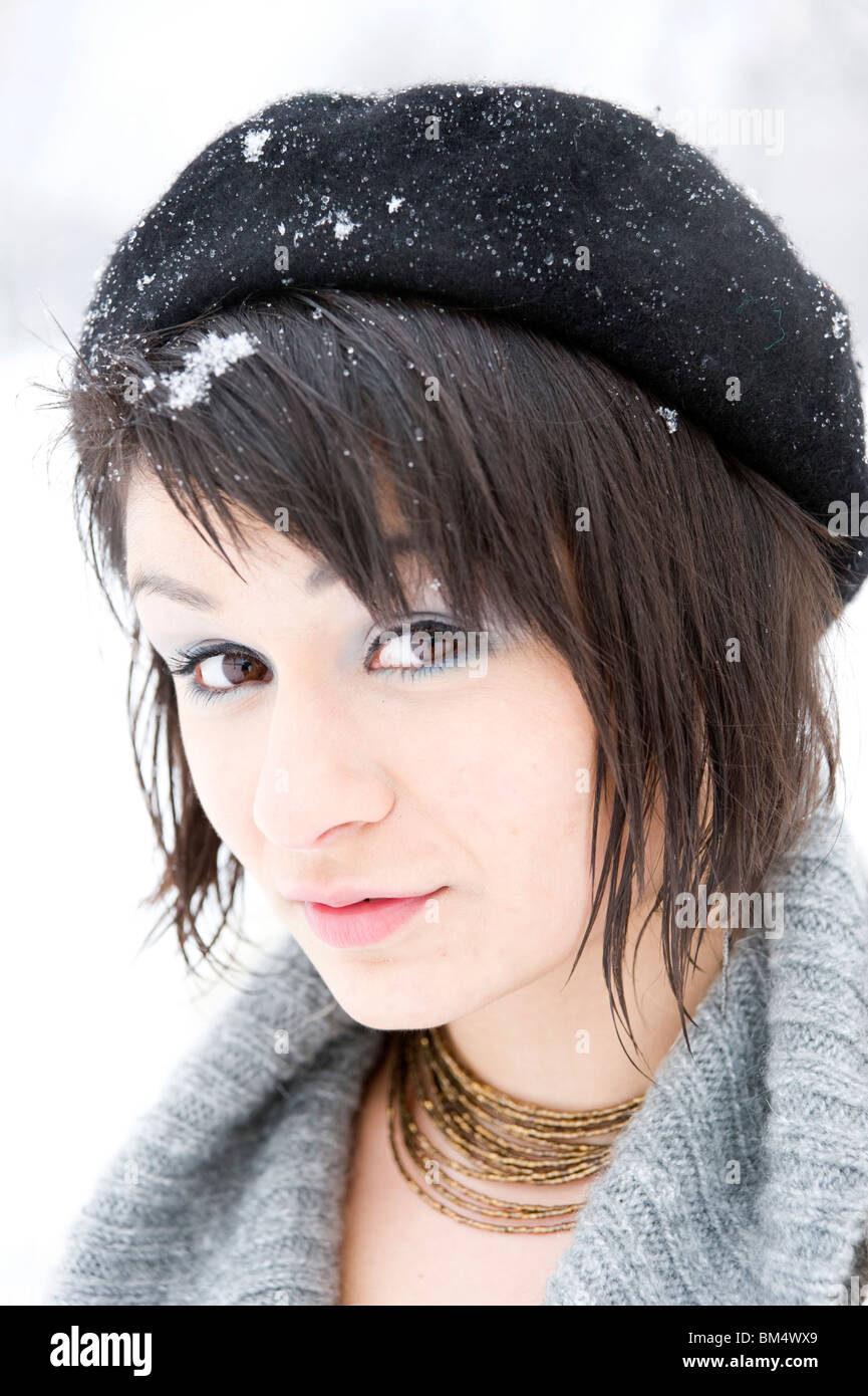 Ritratto di giovane e bella donna nella neve, London, England, Regno Unito Foto Stock