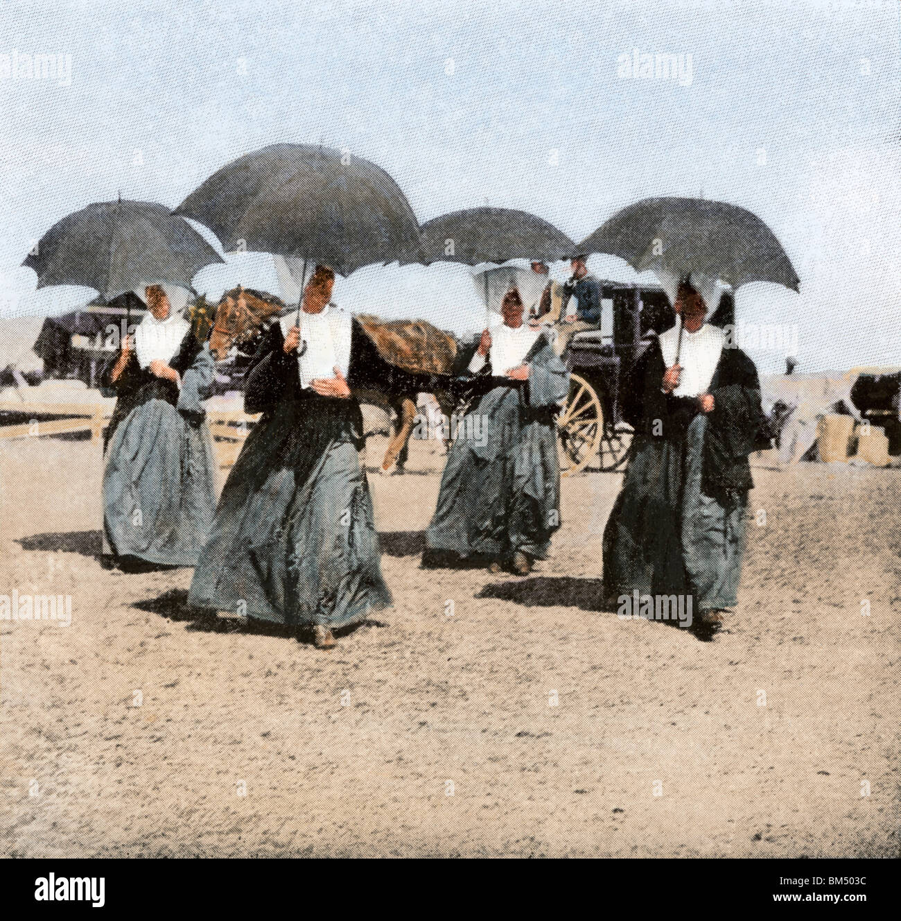 Suore della Carità che arrivano sull'Isola lunga per agire come infermiere a Camp Wikoff, guerra ispano-americana, 1898. Colorate a mano i mezzitoni di una fotografia Foto Stock