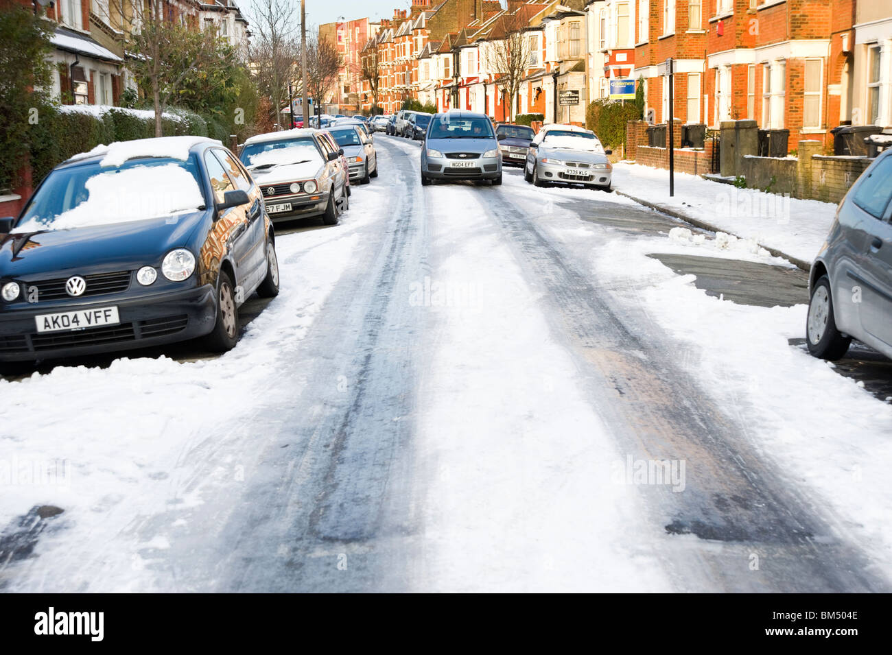 Icy ungritted Road, London, England, Regno Unito Foto Stock