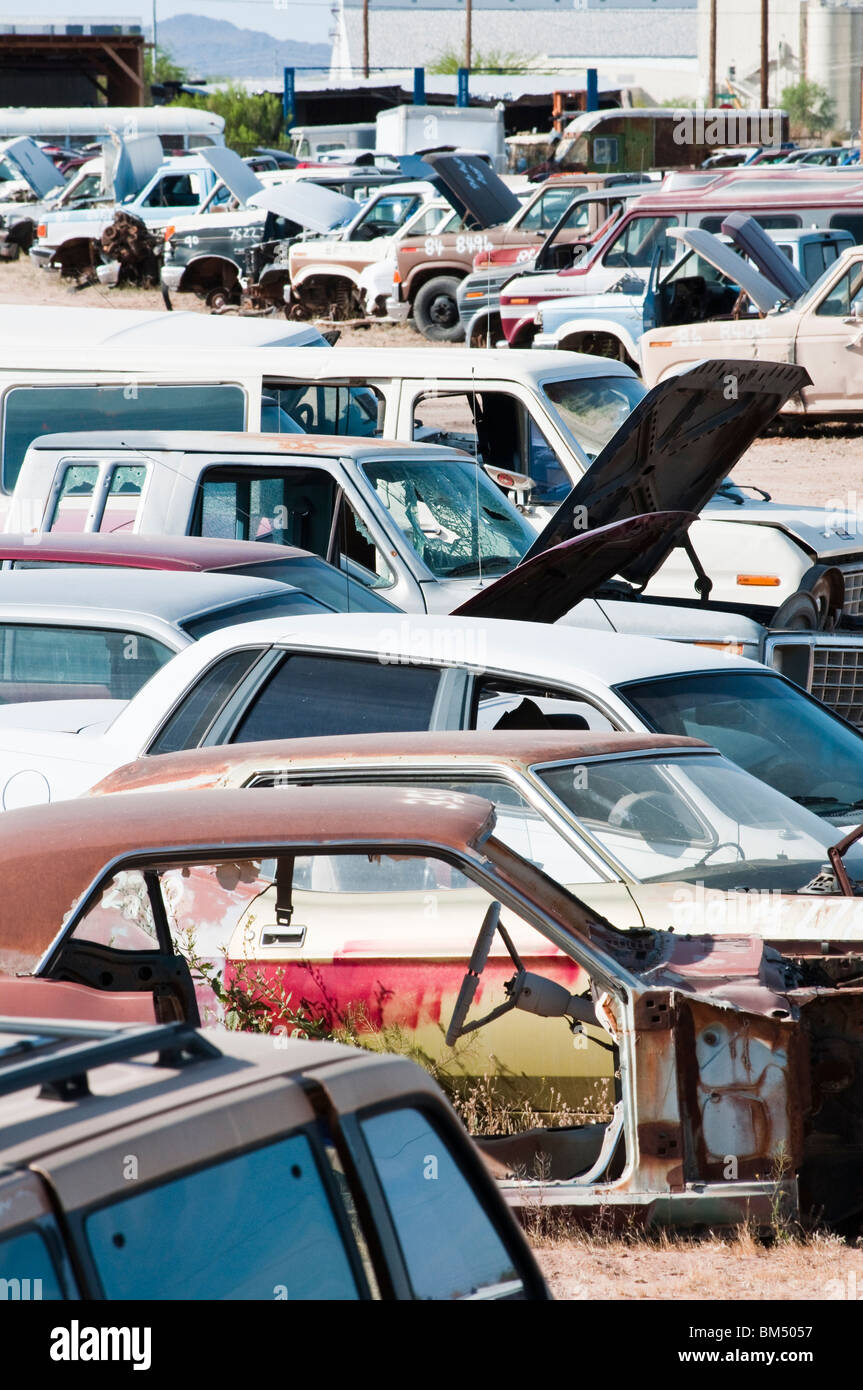Automobili in un cantiere di soccorso essendo utilizzato per riciclare parti Foto Stock