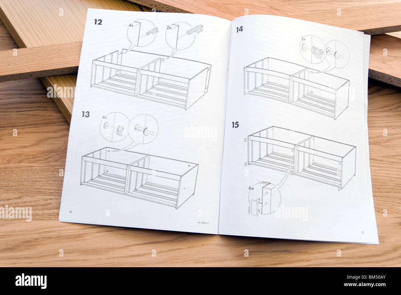 Auto le istruzioni di assemblaggio per Ikea flat pack mobili Foto Stock