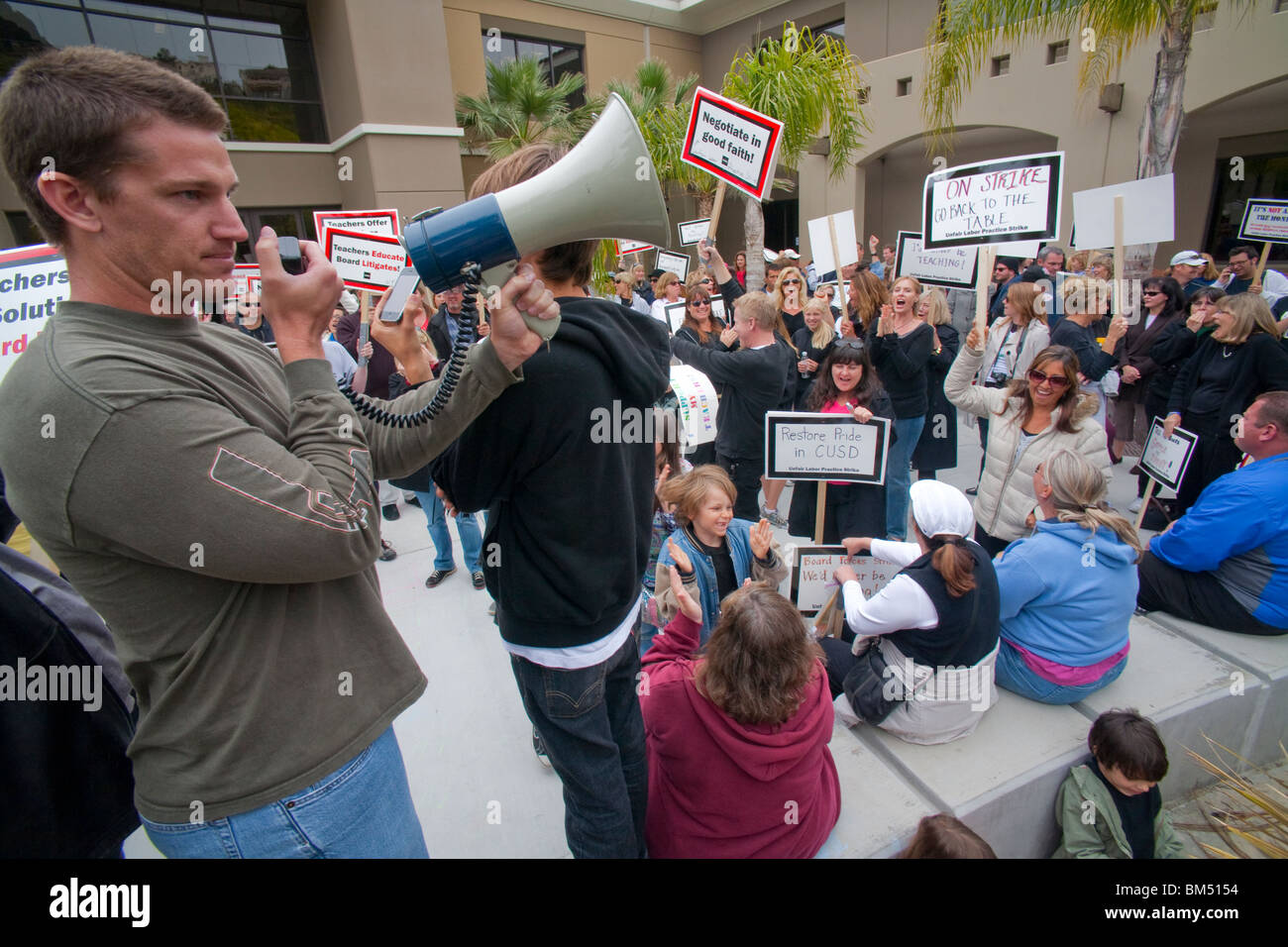 Recanti segni, protestando gli insegnanti della scuola di rally su proposte di tagli dei salari in San Juan Capistrano, California. Nota 'bullhorn.". Foto Stock