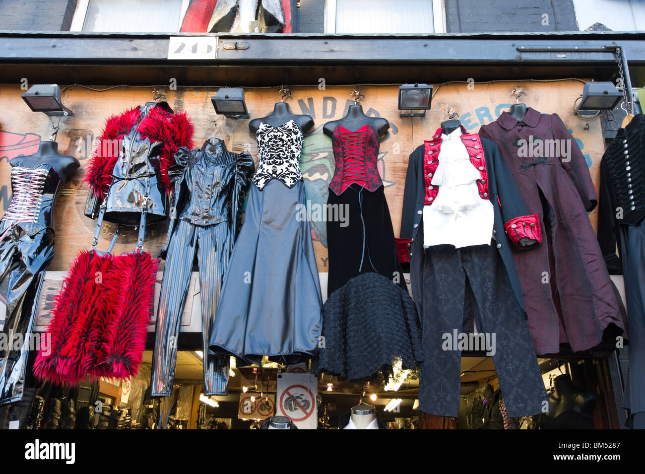 Insolito stili di abbigliamento in un negozio di Camden Town, Londra, Regno  Unito Foto stock - Alamy