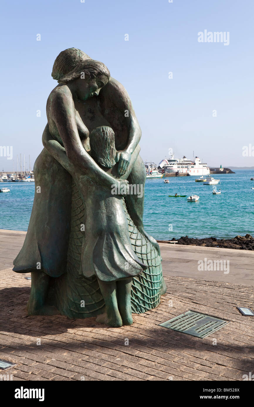 I marinai monumento sulla Harbourfront al resort costiero di Corralejo sull'isola delle Canarie di Fuerteventura. Foto Stock