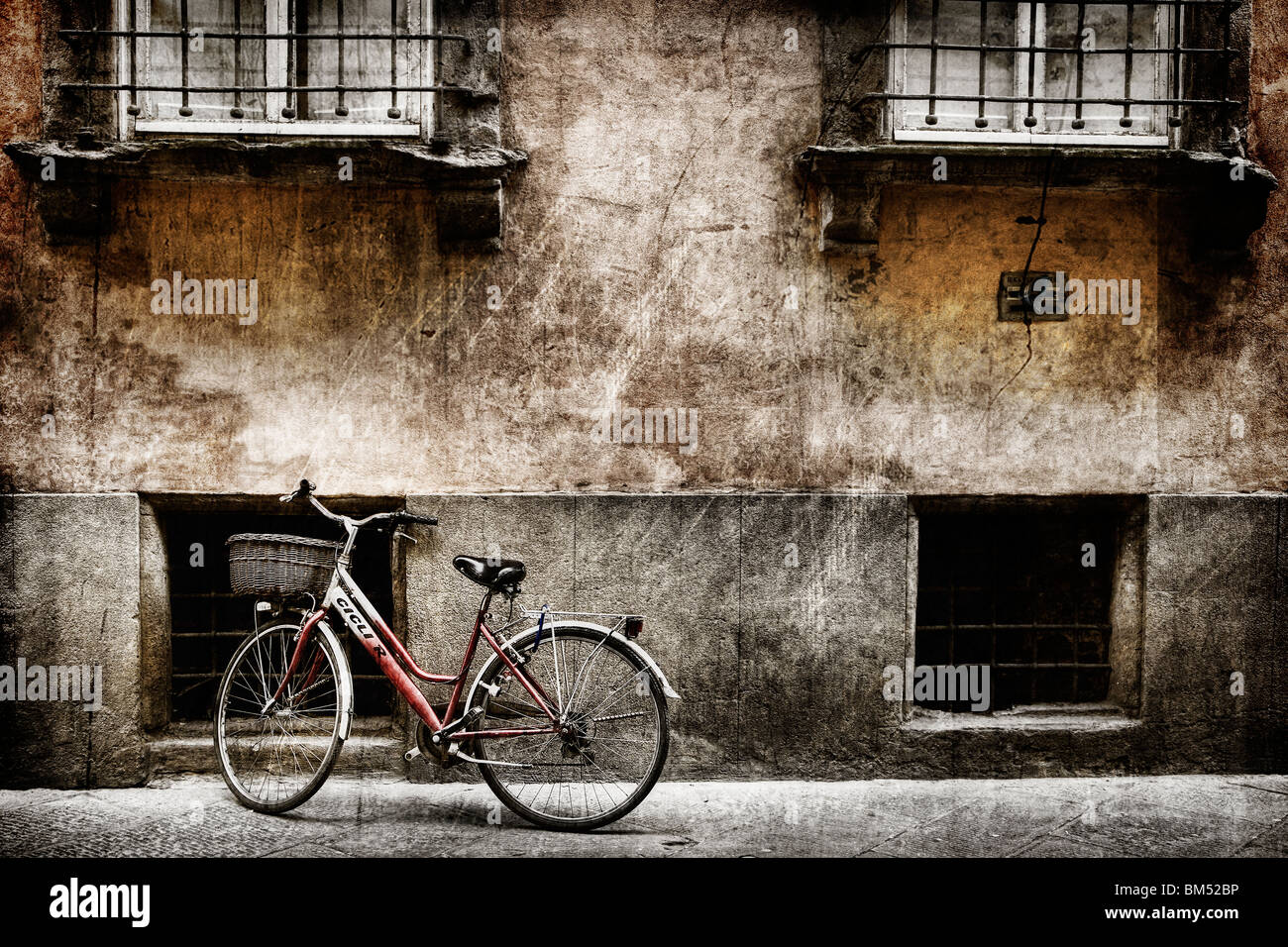 Una moto parcheggiata nel vecchio muro, Lucca, Toscana, Italia, Europa Foto Stock