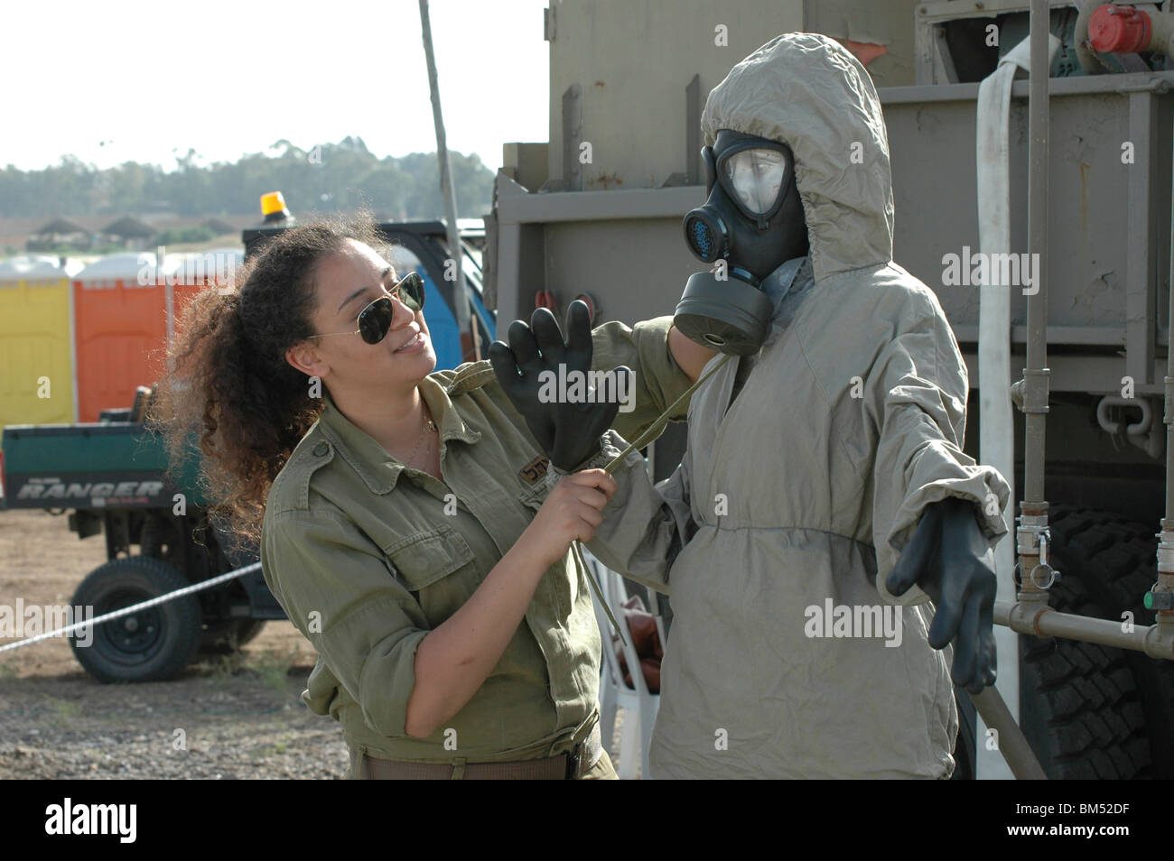 Israele, Tel Nof IAF Base una forza aerea israeliana (IAF) mostra la guerra chimica abbigliamento protettivo Foto Stock