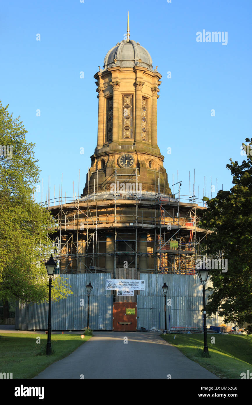 Saltaire Regno Chiesa Riformata coperti da impalcature per lavori di ristrutturazione al portico nel maggio 2010 Foto Stock