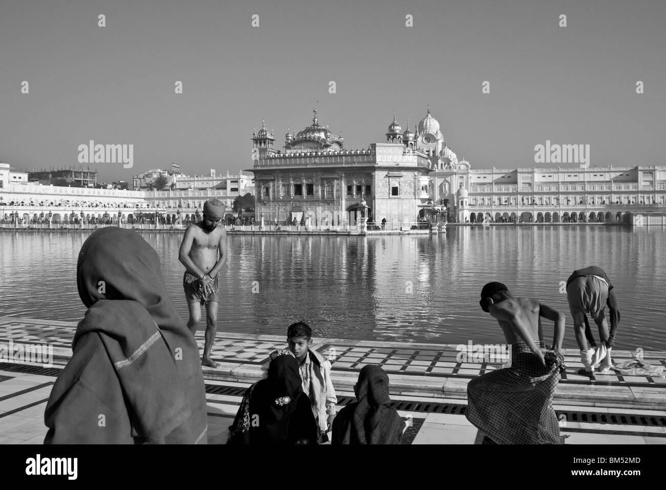 I pellegrini si prepara a fare il bagno nel lago, Il Tempio d'oro di Amritsar Foto Stock