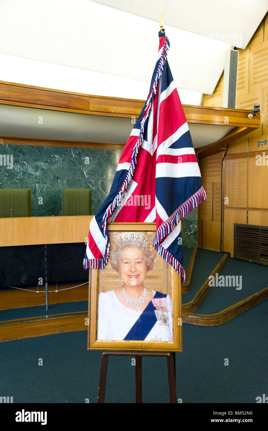 Ritratto della Regina Elisabetta II e Union Jack utilizzato nella cittadinanza britannica cerimonia al Haringey Town Hall, Londra, Inghilterra, Regno Unito Foto Stock