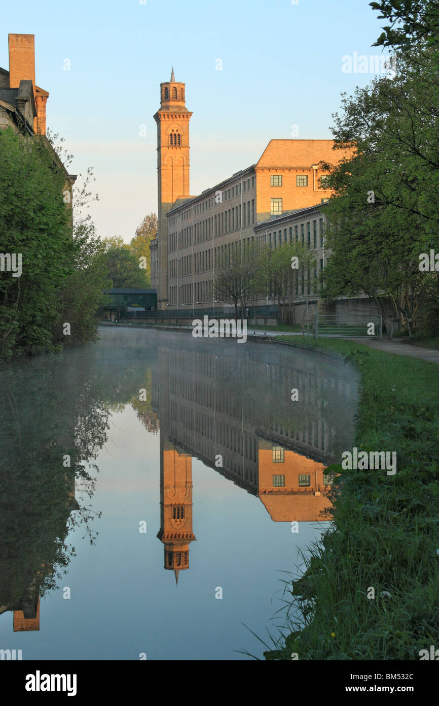 Una vista di Salts Mill e il Leeds Liverpool Canal a Saltaire, un sito patrimonio mondiale dell'UNESCO in Bradford West Yorkshire Foto Stock