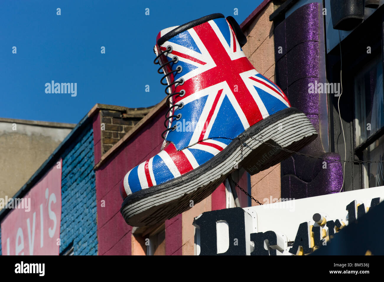 Unione Jack Dr Martens boot, Camden, London, England, Regno Unito Foto Stock