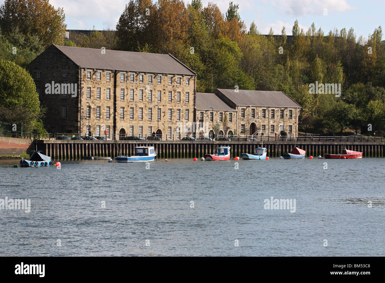 Barche ormeggiate sul fiume usura accanto alla Corderia a Sunderland, England, Regno Unito Foto Stock