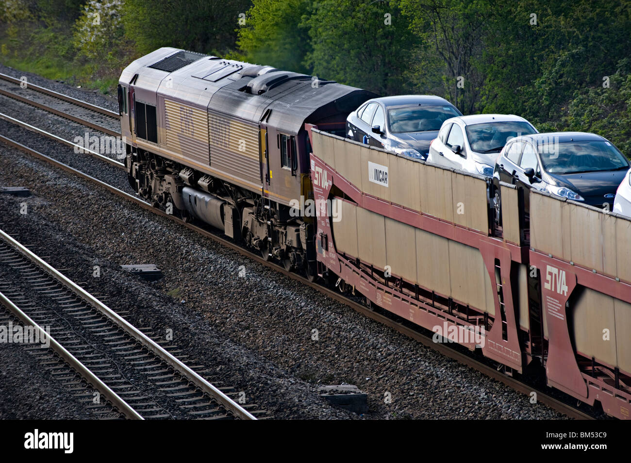 I nuovi automobili e camion vengono trasportati per ferrovia Foto Stock