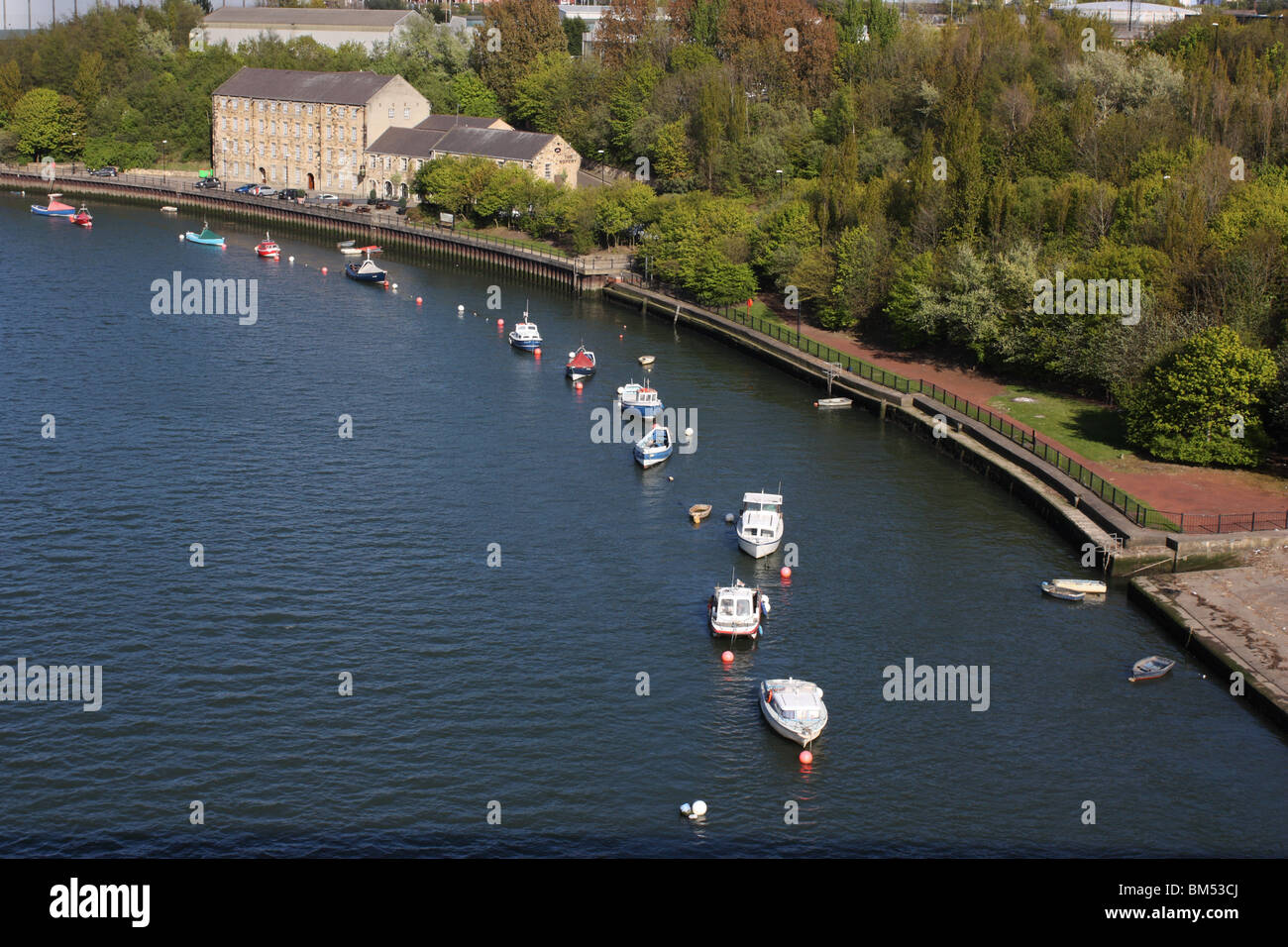 Barche ormeggiate sul fiume usura accanto alla Corderia a Sunderland, England, Regno Unito Foto Stock
