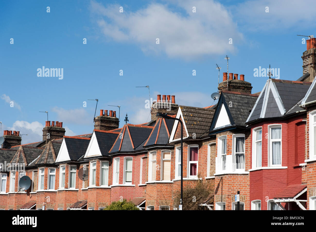 Fila di case a schiera in strada residenziale, London, England, Regno Unito Foto Stock