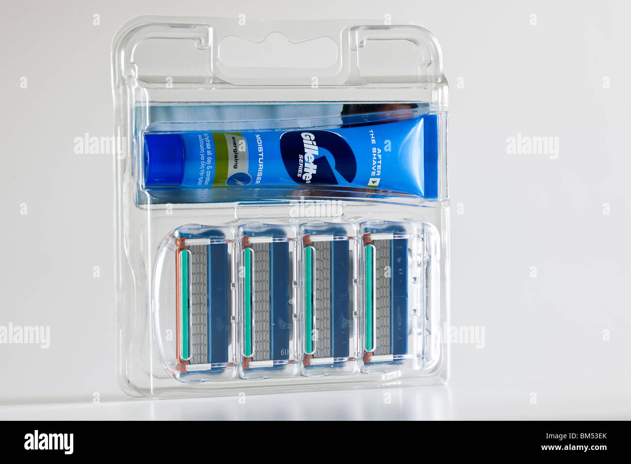 In plastica sigillata pack di 4 Gillette fusion 5 lame Rasoi con un tubo di dopo la crema per la rasatura Foto Stock