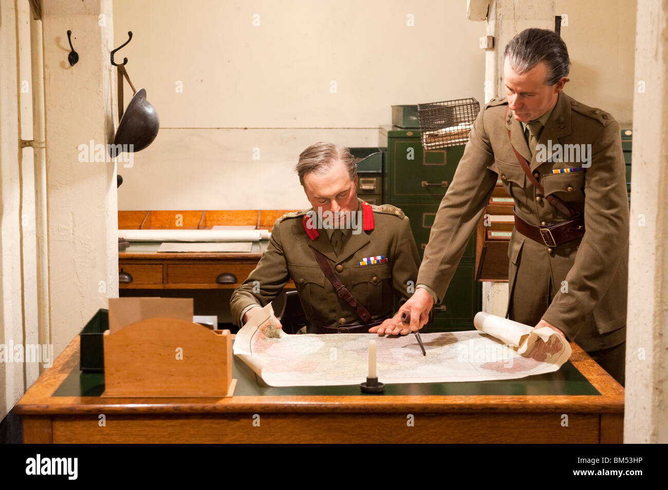 Modello di ufficiali dell'esercito di pianificazione strategia militare in The Churchill War Rooms Museum, London, England, Regno Unito Foto Stock