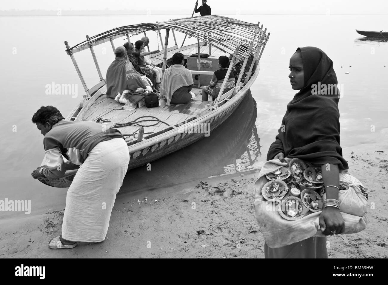 La vita sul fiume sulle rive del Gange, Varanasi, Uttar Pradesh, India Foto Stock