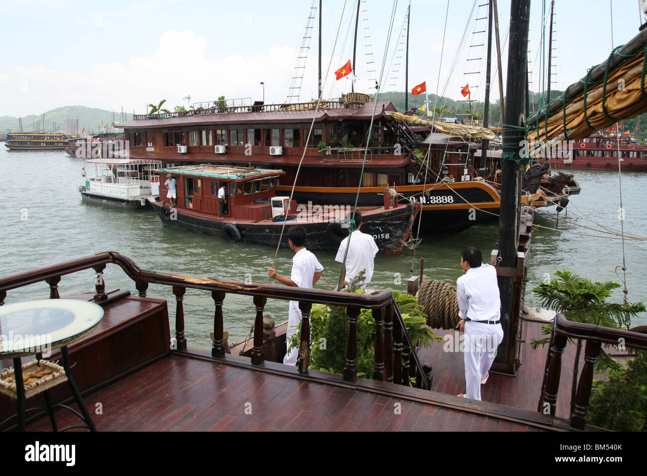 Tradizionale turistico immondizia barca Halong Bay Vietnam Foto Stock