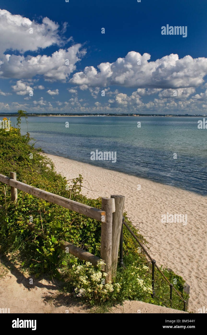 Ingresso STUDLAND passi per metà la spiaggia e il mare su una perfetta e soleggiata giornata chiara penisola Studland Dorset England Regno Unito Foto Stock