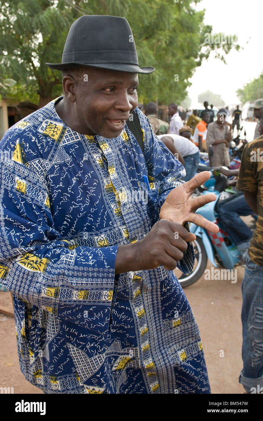L'uomo con il cappello a discutere di affari, Senegal, Africa Foto stock -  Alamy