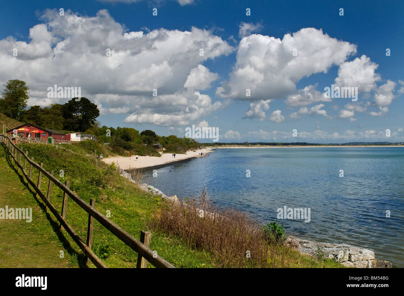 STUDLAND BAY DORSET Cafe e costa al centro Beach in una limpida giornata soleggiata penisola Studland Bay Dorset England Regno Unito Foto Stock