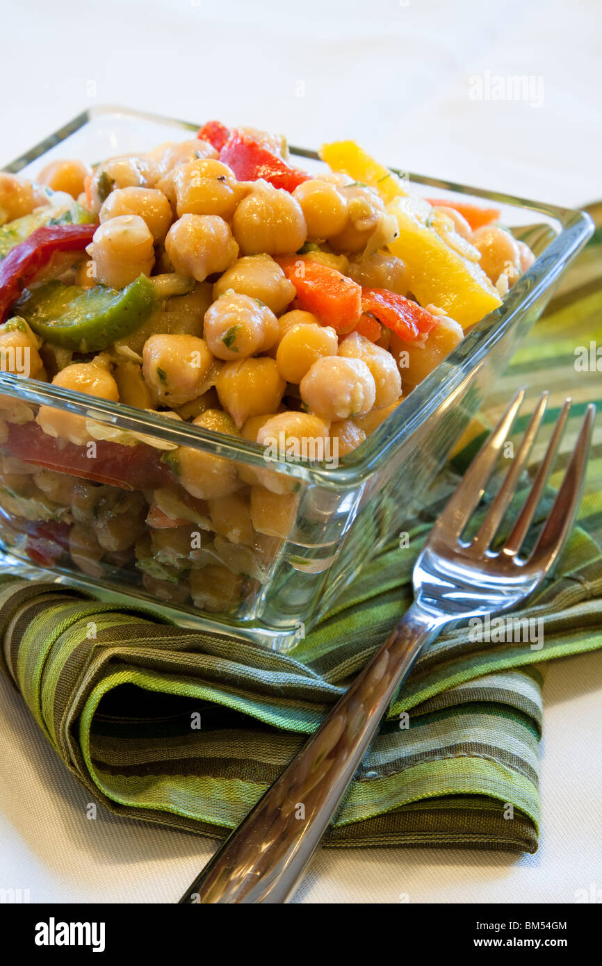 Vegano insalata di ceci e miscelato con cipolline, prezzemolo, carote, rosso e giallo pepe. Condito con una medicazione Foto Stock