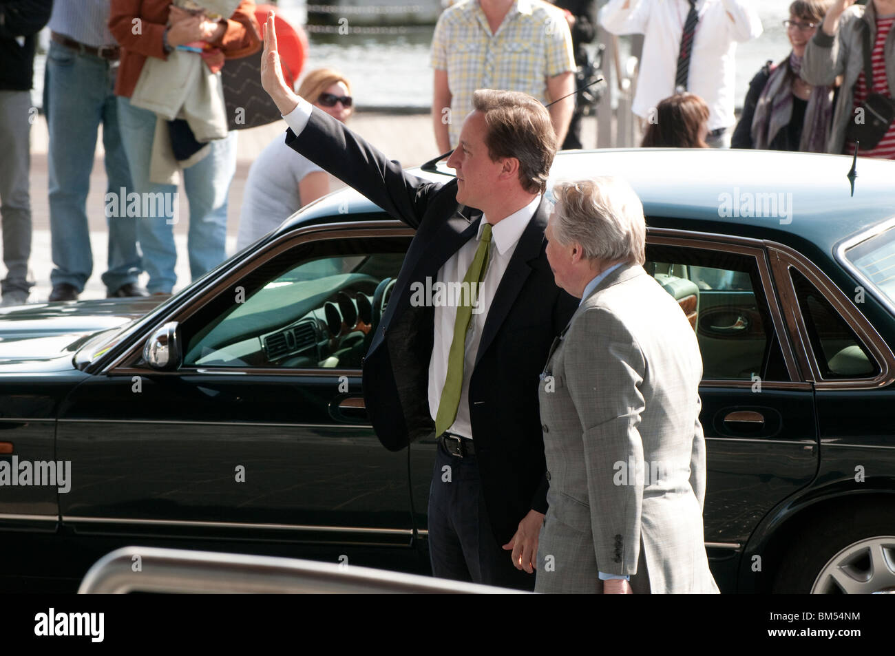 Il Primo Ministro David Cameron visitando la Welsh Assembly, Cardiff, 17 maggio 2010 Foto Stock